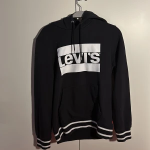 Levis hoodie svart  - Original Levis hoodie i svart men passar tyvärr inte riktigt min stil.  Passar mig som är 170 cm men rekomenderar att vara lite kortare om man vill ha lite oversized. Väldigt varm och skönt material inför vintern. Kan även gå ner i pris 😁