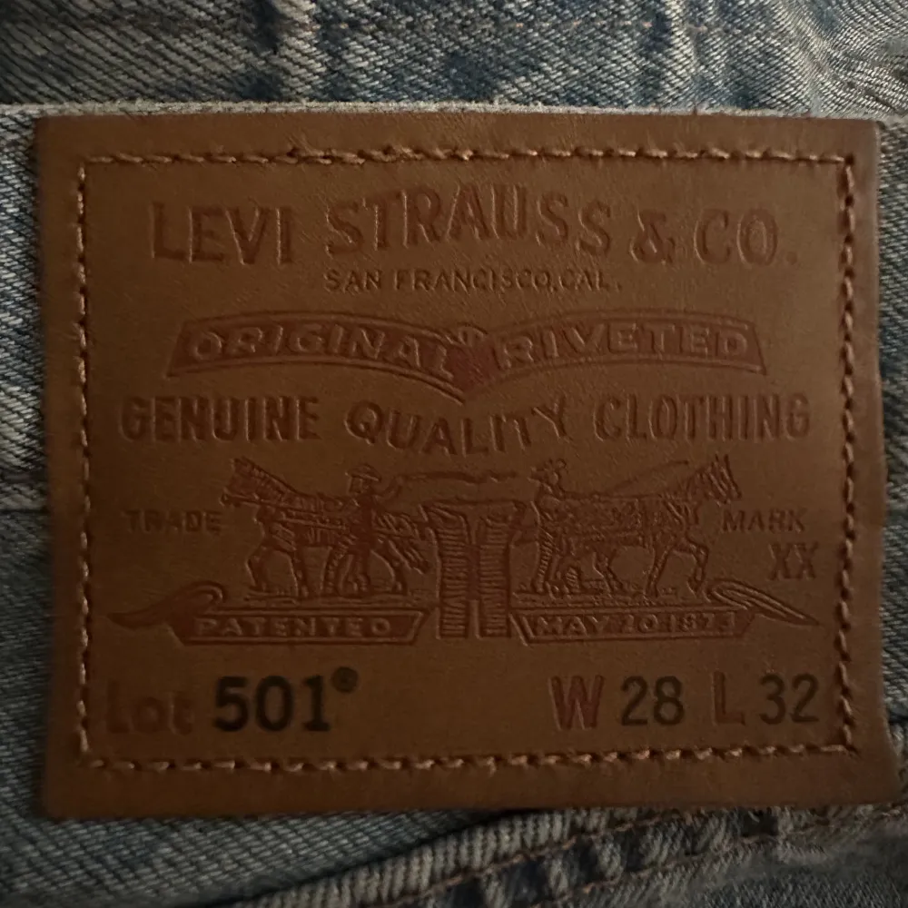 Helt oanvända Levis 501 jeans. Säljer för gillar inte modellen. Originalpris: runt 1600. Storlek: W 28 L 32 Säljer för 900, kontakta för mer info. . Jeans & Byxor.