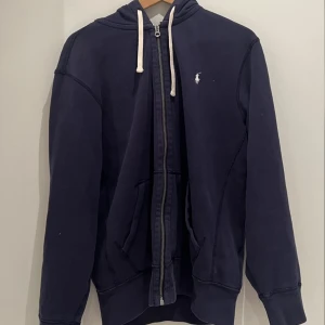 Ralph Lauren Zip hoddie  - Säljer en nästan oanvänd tröja i toppskick från Ralph Lauren! Den är trendig, bekväm och i perfekt skick. En fantastiskt fin tröja i storlek M. Bara att höra av sig om frågor eller liknande! 