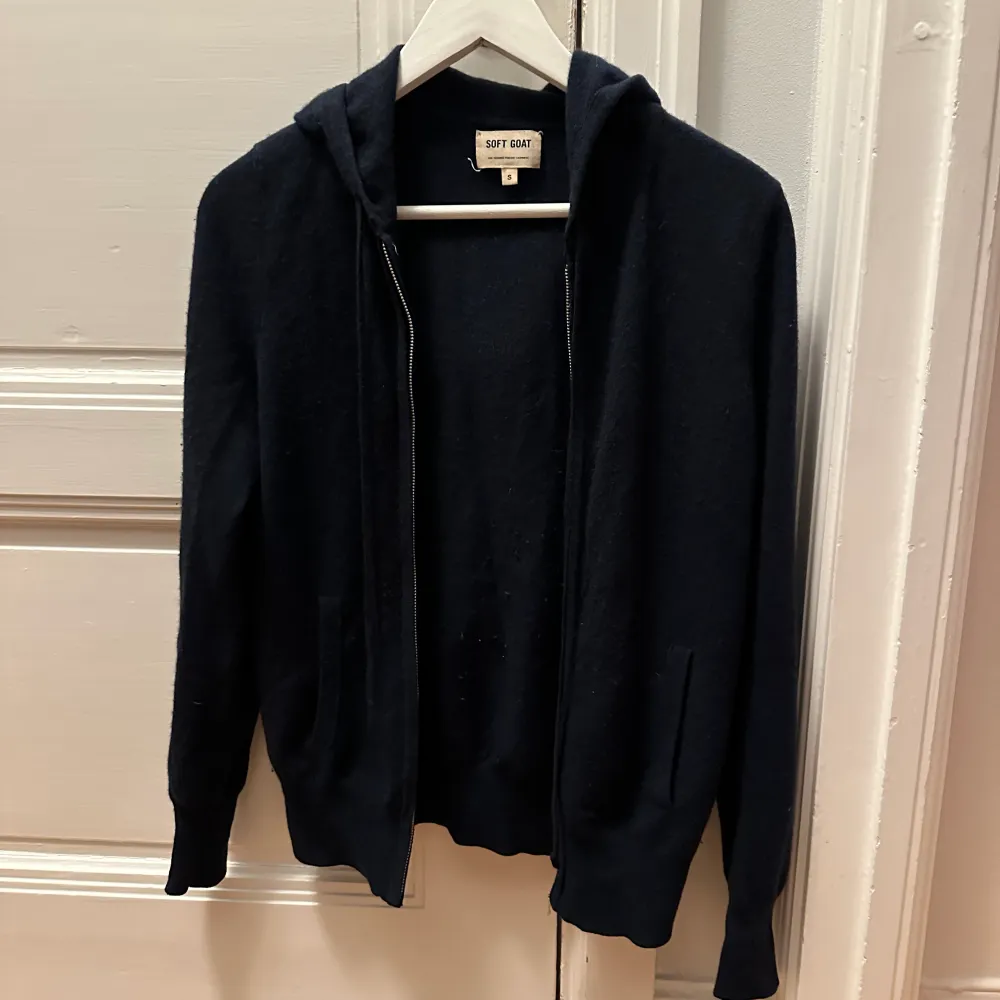 säljer denna softgoat zip hoodie i färgen marinblå i storlek S. väl använd och är lite nopprig annars bra skick. orginalpris är 2495 sek 🤍🦋. Tröjor & Koftor.