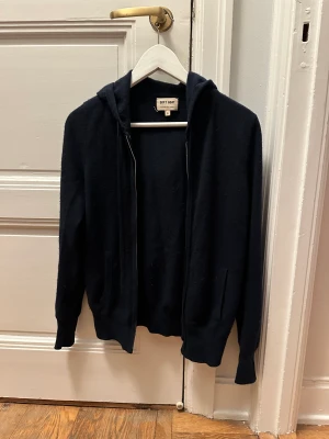 softgoat zip hoodie  - säljer denna softgoat zip hoodie i färgen marinblå i storlek S. väl använd och är lite nopprig annars bra skick. orginalpris är 2495 sek 🤍🦋