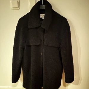 Svart teddyjacka NAKD - Superfin svart teddyjacka från NA-KD i strl 34! Bra skick!