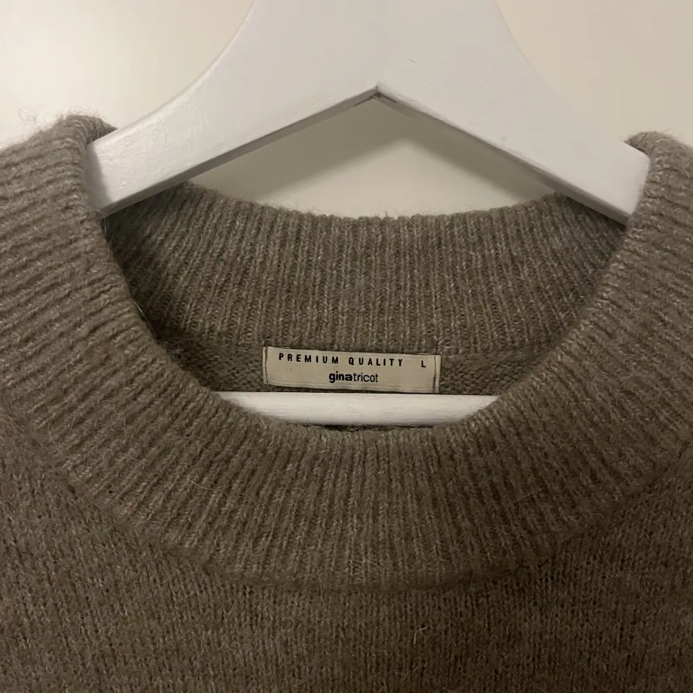 Säljer min fina stickade tröja från Gina Tricot Premium Selection🩷 Oanvänd då jag köpte en liknande. (Bild 2 & 3 är missvisande i färg) Första bilden lånad!. Stickat.