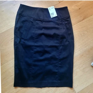 Helt ny svart pennkjol st 36 - Helt ny pennkjol med lapparna på. Storlek 36.