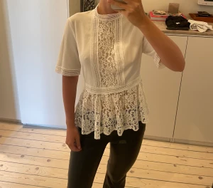 Spetsblus - Fin blus från Zara, använd ett fåtal gånger och mycket fint skick. Finns inga tecken på slitage, inte ens på spetsen. Osynlig dragkedja hela vägen  Strl: S Nypris: 399 kr 