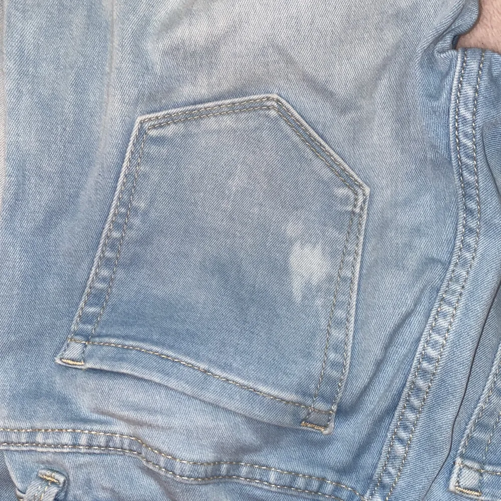 Säljer nu dessa ljusblåa stretchiga jeans. Dem är typ skinny💕. På högerbakficka finns det typ en lite blekare fläck. Därför säljs dem för endast 20kr + frakt💓. Jeans & Byxor.