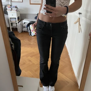 zara lowwaist ZW bootcut jeans - säljer dessa lågmidjade svarta jeans från zara! De är använda en del men bra skick och inga defekter. Har dock sytt in ett gummiband i midjan men det är väldigt stretchigt så passar de flesta midjestorlekarna!! ❤️❤️midjemått: 40cm, innerben: 83cm
