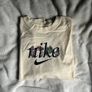 Söt t-shirt - Gullig nike t-shirt med broderade blommor. Inte riktigt min stil längre så därför säljer jag den