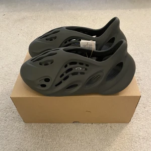 Adidas Yeezy Foam Runners - Tjena! Jag säljer nu dessa yeezy foam runners som är helt oanvända🤩Vid frågor och funderingar är det bara att skicka ett meddelande så svarar jag så fort som möjligt!✅