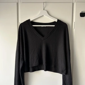 Croppad topp strl xl - Säljer en croppad topp ifrån Shein XL 