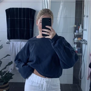 Marinblå tröja - Säljer denna marinblåa sweatshirten i storlek M ifrån bikbok!💙