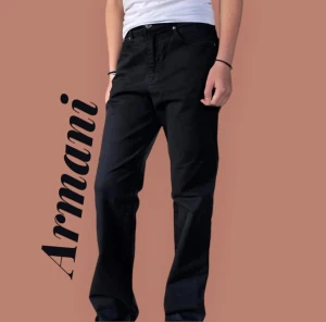 Armani jeans - Ett par svinsnygga Armani jeans! Sitter baggy och perfekt längd på mig som är 164cm, de går lite över fötterna så skulle säkert passa någon som är lite längre. Inga skador! KÖPAREN STÅR FÖR FRAKTEN! Kontakta innan köp/frågor
