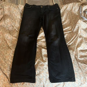 Straight/bootcut jeans - Svarat jeans som är typ straight fit  45cm midja  109cm längd 