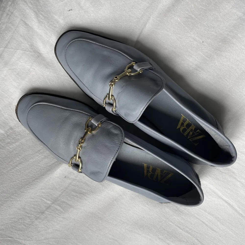 Snygga blå/gråa loafers från Zara; tyvärr för stora för mig som oftast har 37.5. Skor.