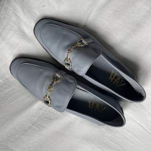 Snygga blå/gråa loafers från Zara; tyvärr för stora för mig som oftast har 37.5