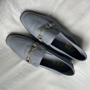 Zara loafers - Snygga blå/gråa loafers från Zara; tyvärr för stora för mig som oftast har 37.5