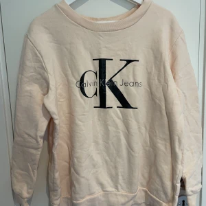 Calvin Klein tröja - Rosa Calvin klein tröja. Aldrig använd. Skick 10/10. Nypris 999:-.