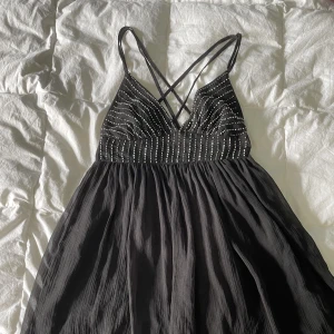 Sjukt snygg festklänning - Hade varit jättesnygg med ett par cowboy boots. Ganska kort klänning med bra kvalitet. Frakt tillkommer om du inte vill mötas upp i Uppsala❤️