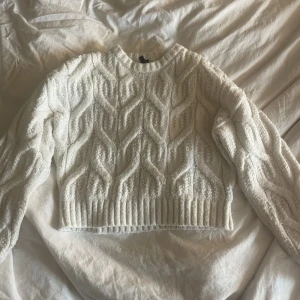 Stickad tröja  - Vit stickad tröja från H&M i bra skick!