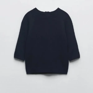 Stickad tröja  - Stickad tröja från zara som är slutsåld. I mycket bra skick:)