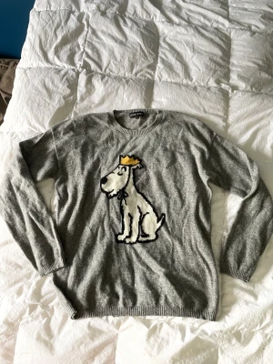 Jättefin märkeströja - Storlek L men passar mer som en M. Suuuperfint märke. 100% Cachemire. Väldigt mjuk och bekväm. Sticks inte alls. Frakt tillkommer om du inte vill mötas upp i Uppsala.❤️