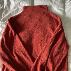 Väldigt mjuk stickad tröja - Jätteskön stickad tröja från Gina Tricot. Finns en likadan på min profil som är märkgrå och i storlek xs (priset sänks om man köper båda). Bra skick. Bild 2 visar rätt färg bäst. Frakt tillkommer om du inte vill mötas upp i Uppsala.❤️