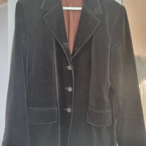 Kavaj i samet från SAND - Sametskavaj i brun kulör från Sand  