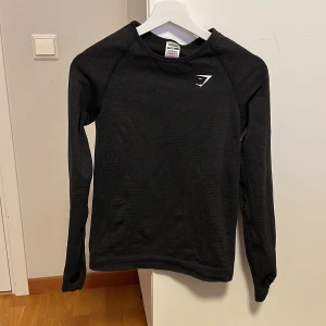 Gymshark långärmad tröja - Säljer denna långärmade tröjan från gymshark, mycket sparsamt använd, endast en eller ett par gånger. Fint skick!