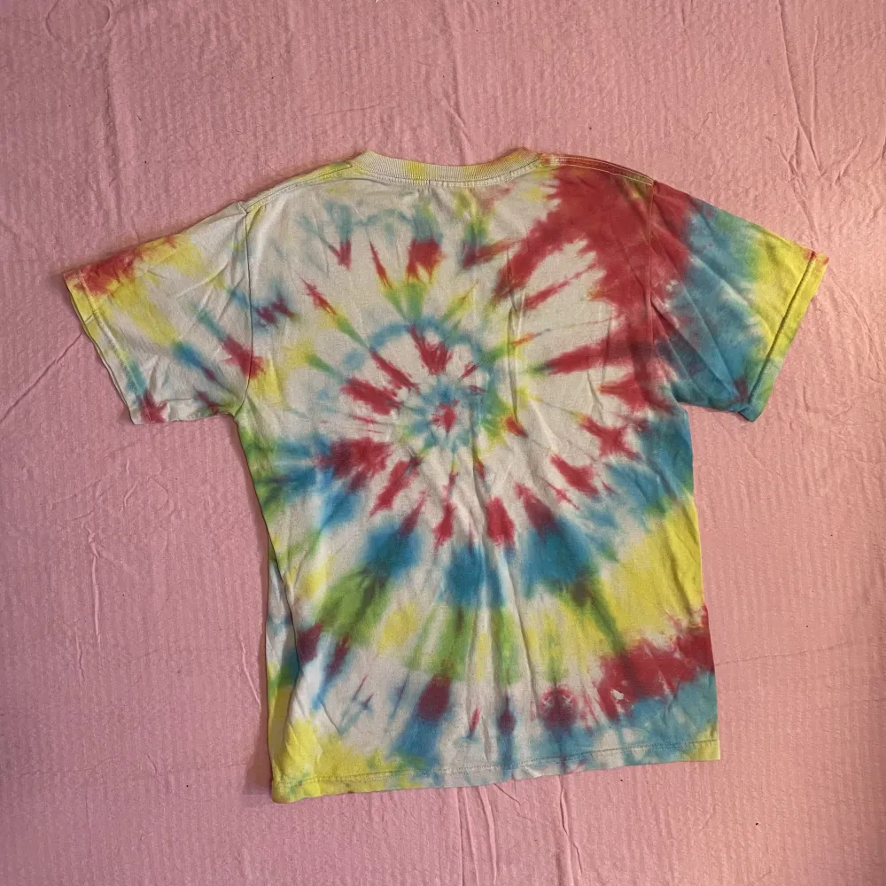 Super fin tie-dye tröja köpt på Beyond Retro. Jättefina färger och skulle vara superfin med en långärmad vit t-shirt under. Storlek S men sitter lite oversized. :)❤️. T-shirts.