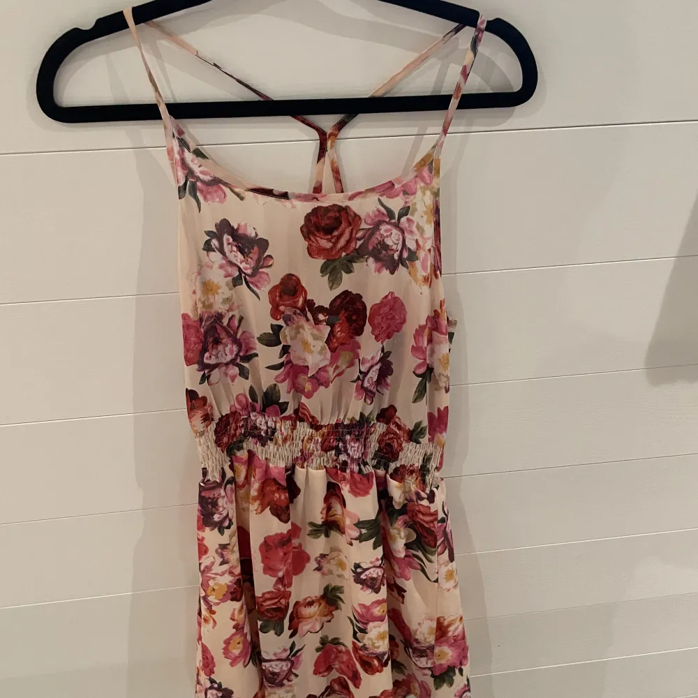 Säljer en så fin blommig klänning från Rut & Circle, använd 1-2ggr. Super sväl och skön, passar till alla tillfällen. Lätt att klä upp och ner vilket är så bra men kommer tyvärr inte till användning längre 200kr+ frakt mer frågor så är det bara skriva💗. Klänningar.