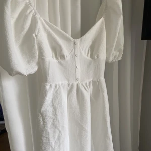 Klänning shein  - Jag säljer en supersöt kort klänning från Shein! Klänning har öppen rygg men knytning😍 Aldrig använd. Storlek M💕 Säljs för 100 kr eller prisförslag.