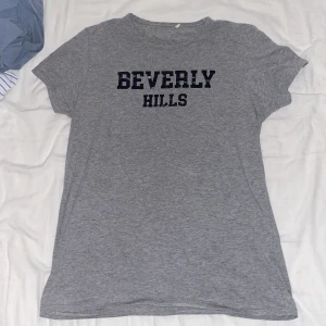 Snygg t-shirt - Står varken märke eller storlek på den, men sitter som en S💓 Aldrig använd och jätte skönt material