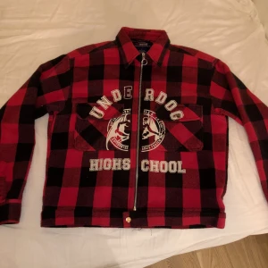 Reckless scholars flannel - En väldigt sällsynt 1/1 vintage flannel.  Storlek är okänd men passar någon mellan 170 till 180  Trycket har lossnat lite lite på några ställen (det var så när jag köpte den).  Man kan alltid ge bud så kan vi diskutera priset.  Nypris ca 1000-2000   