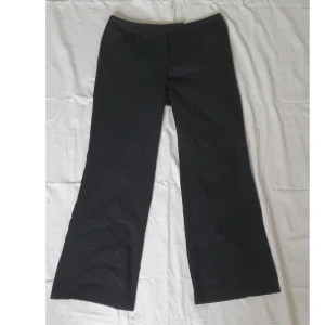 Kostymbyxor - Svarta midrise utsvängda kostymbyxor. Nytt skick då jag köpte för ett jobb men bestämmde mig för ett andra par istället. Mjukt material.