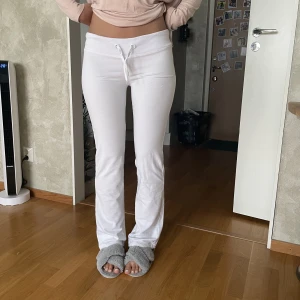 Lågmidjade mjukisbyxor - Jättesnygga Lågmidjade mjukisbyxor med bootcut💗 är ca 175 cm lång 