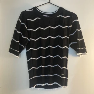 randig stickad t-shirt - En super fin stickad t-shirt med randigt mönster och lite puffiga armar, använd en gång och är i ny skick. Strl S, nypris 400kr så kontakta så priset kan diskuteras💞💞