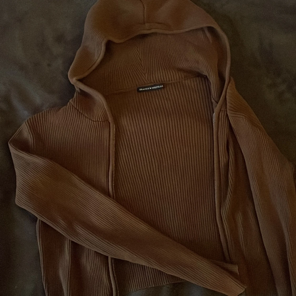 Brun kofta med dragkedja och luva - 90