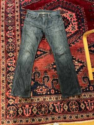 Levis jeans  - Säljer dessa snygga vintage Levis jeans. De är i bra skick och passar folk som är 180-190! Köpare står för frakt, hör av dig vid frågor!