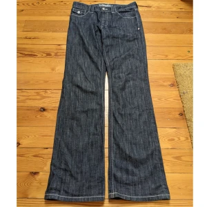 Jeans - Bra skick, bara använda ett fåtal gånger. Storlek 30, men sitter mer som 32. Kan mötas i Stockholm eller frakta 