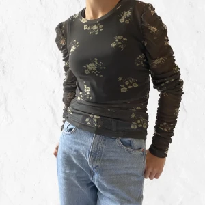 Tunn grön tröja - Supersöt tunn genomskinlig tröja med blommor på 😍 aldrig använd innan och är i toppskick!