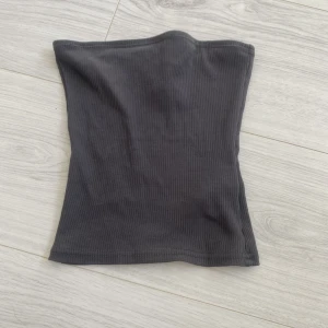 Bandeau topp - Bandeu topp (vet inte hur de stavas)😜 från hm !! Super fin och sitter bra så man behöver inte va rädd för att den ska åka ner !!💐💐💗💗😻😻 aldrig använd. Tar endast swish och mötes ej upp 🐖🐖💗💗