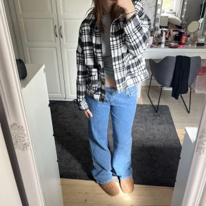 Jacka - Säljer denna rutiga skjortjacka i storlek M då den inte kommer till användning längre. Skriv gärna vid frågor!