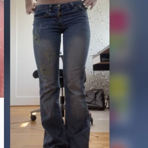 Lågmidjade jeans - Säljer dessa lågmidjade jeans då de blivit för små. Jätte söta med blommor på ena låret. Rätt stretchiga. Hör av dig vid intresse/frågor. Postar/möts upp i Stockholm