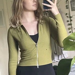 Grön kofta med dragkedja  - Zip up tröja i väl skick