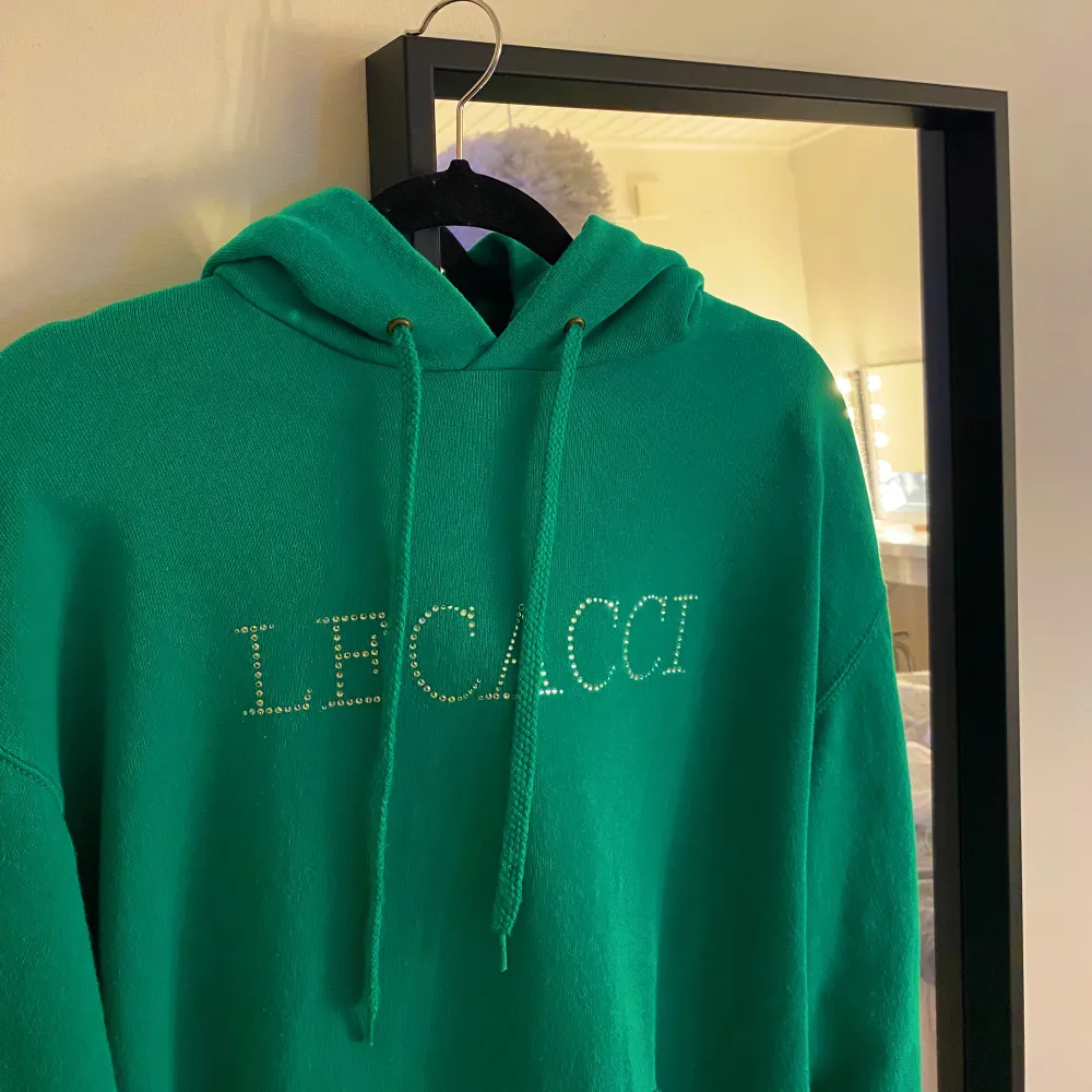 Grön hoodie med fjäril på ryggen från leccaci i storlek M.. Hoodies.