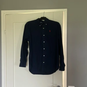 Ralph lauren skjorta - Hej, Säljer en marinblå Ralph lauren skjorta i storlek L men är lite liten så passar M också. Skjortan är i ett mycket bra skick, Skriv för fler frågor.😁
