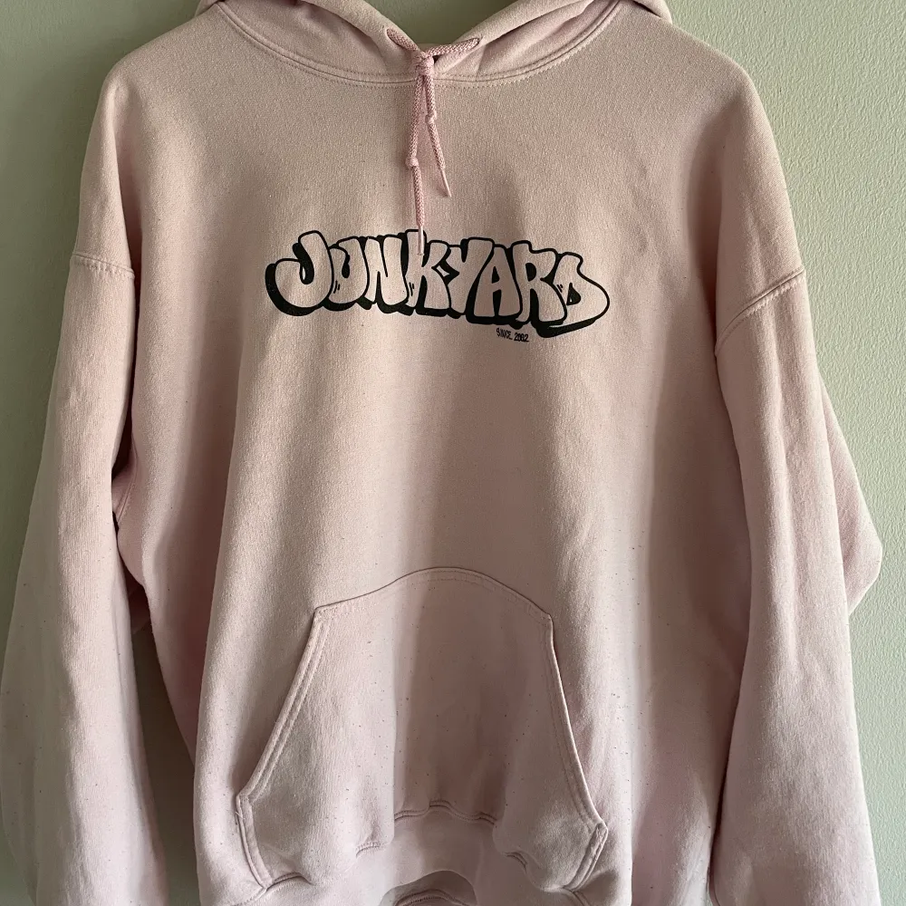 En hoodie från Junkyard som är riktigt skön med bra material och cool design. Använder den knappt och därför som jag säljer den. Den är sparsamt använd och därför inga fläckar eller andra skador. Storlek L och sitter perfekt.. Hoodies.