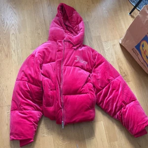 Juicy Couture jacka - Rosa juicy jacka helt ny med lapp kvar säljes pga inte min stil och var för stor