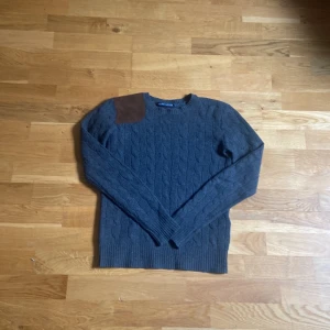 Stickad tröja  - Bra skick men med ett litet hål på framsidan som nästa inte märks. Storlek S men jag skulle säga XS 