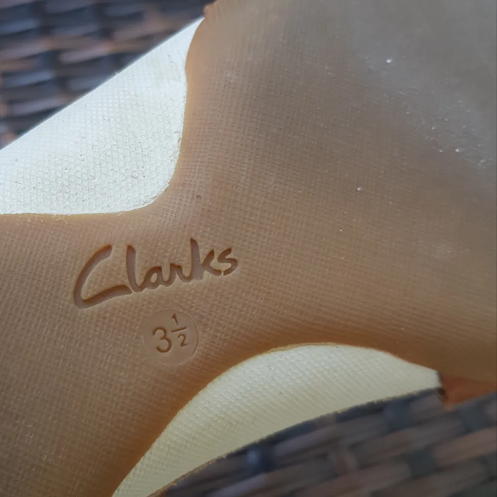 Bruna lädersandaler från clarks. Storlek 36 (3 1/2). Är slutsålda. Är använda men i bra skick (se bilder). Köptes för ca 900 kr.. Skor.